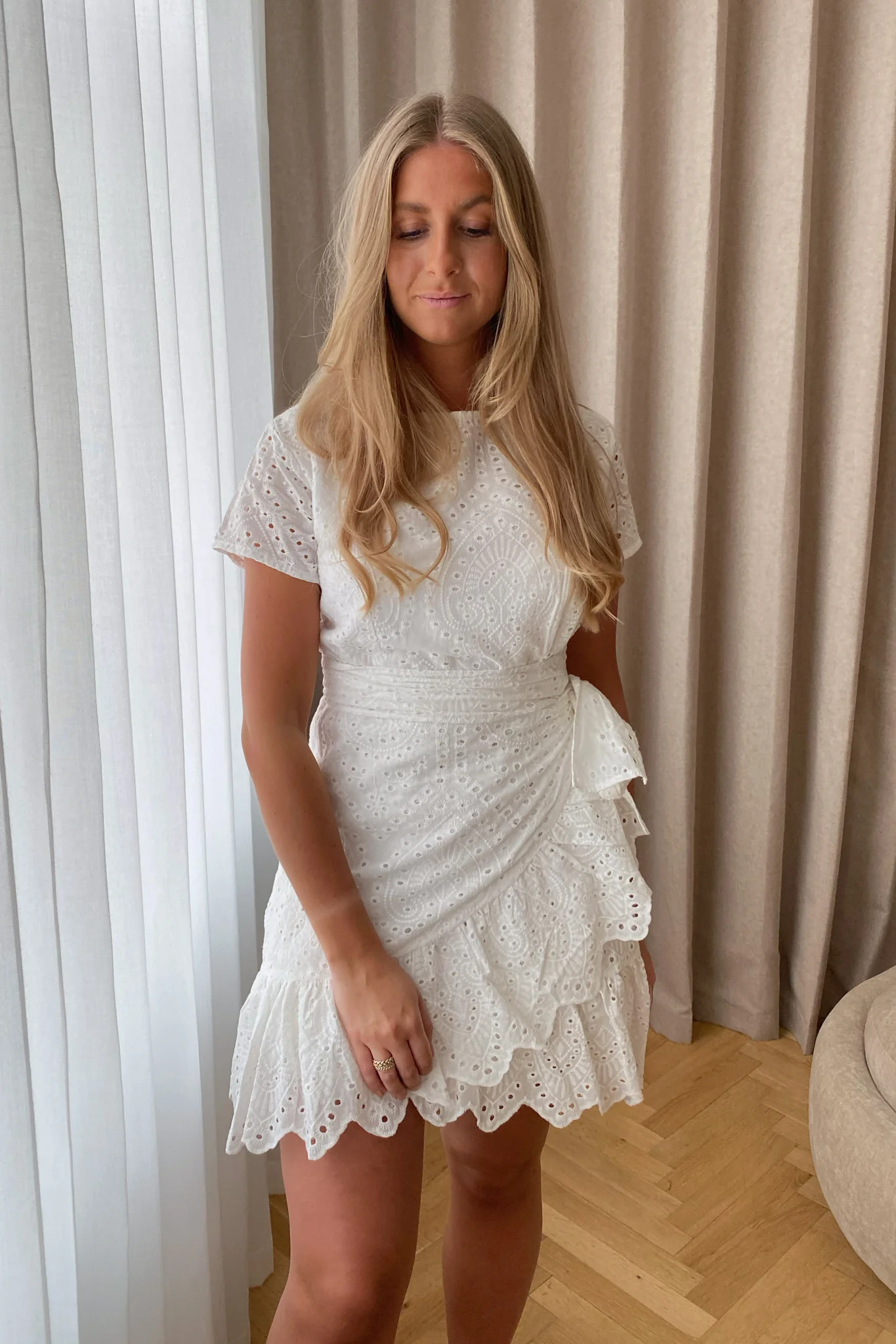 Agnes Kjole - Hvit Broderi