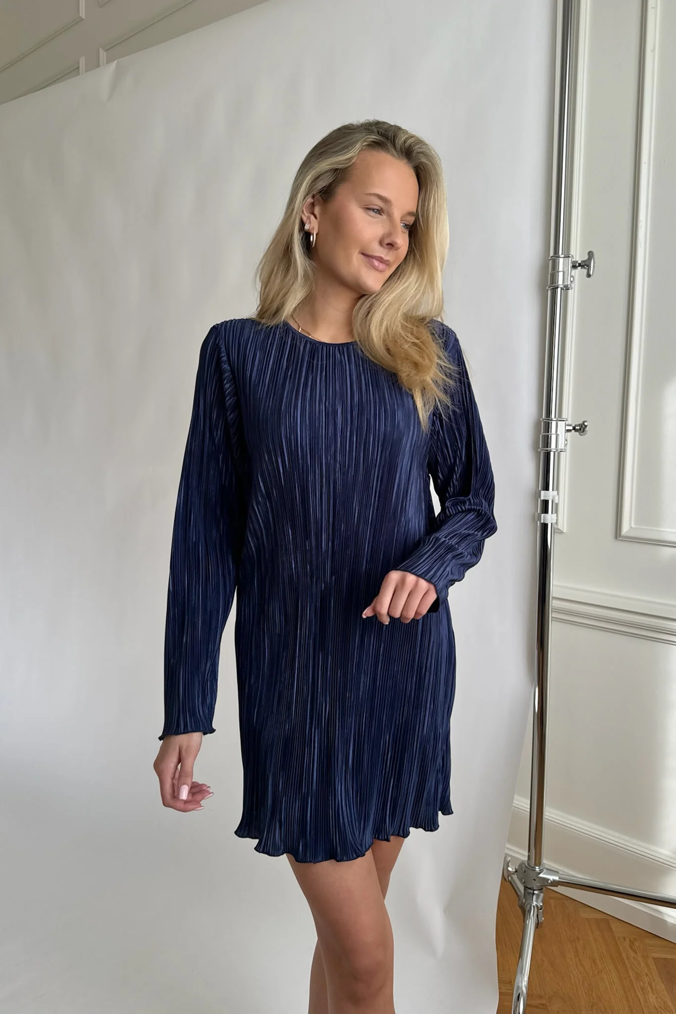 KellyIC Plissé Dress - Navy - Image 11