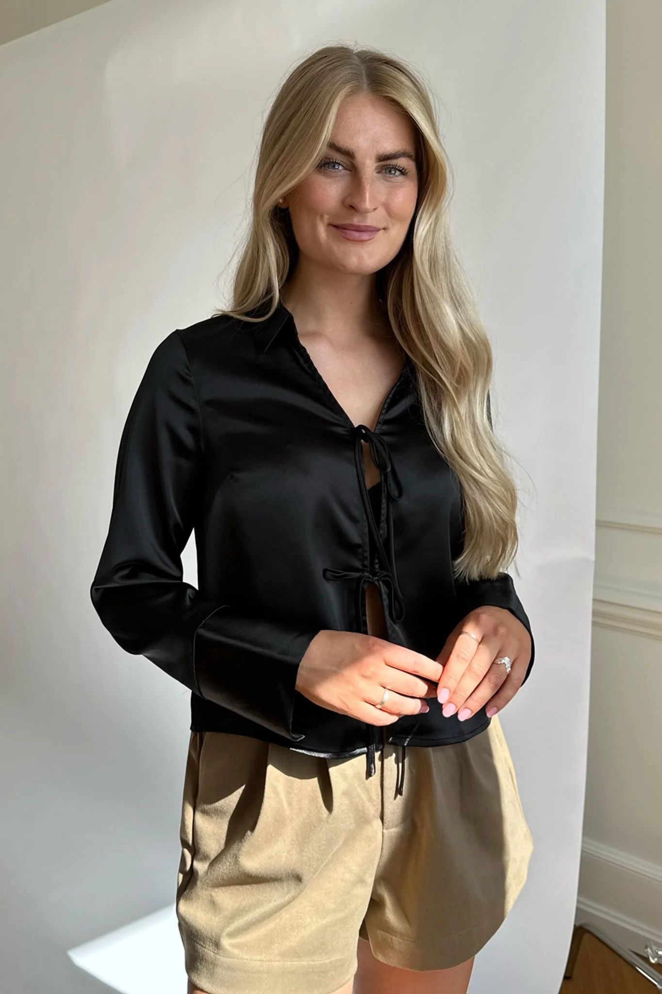 VMSally LS Tie Top - Black - Image 4